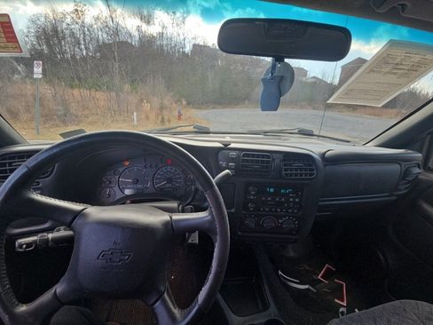 Used 2002 Chevrolet S10 Pickup LS w/ ZR5 Appearance Pkg image 7