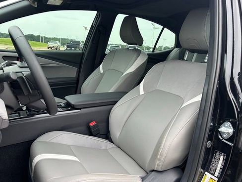 Used 2025 Toyota Camry SE w/ Convenience Package FWD image 6