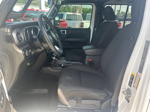 Used 2023 Jeep Gladiator Overland AWD/4WD image 15
