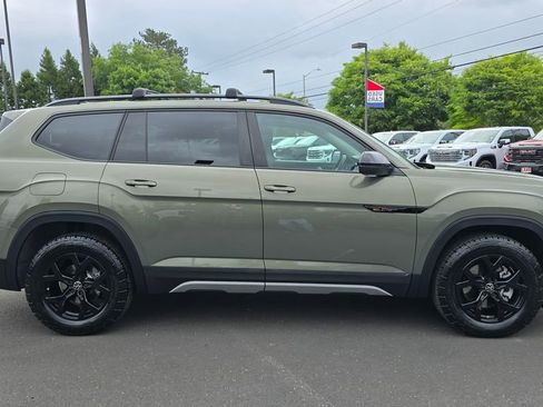 Used 2025 Volkswagen Atlas Peak Edition SE AWD/4WD image 38