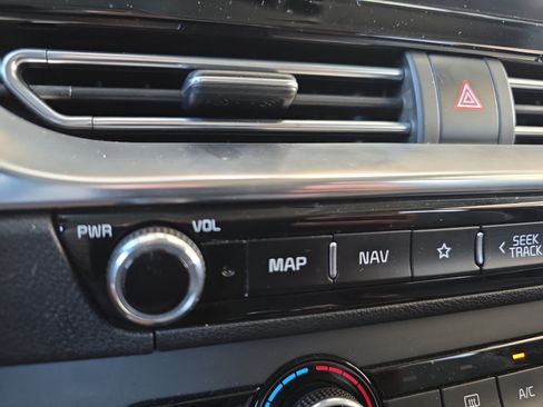 Certified 2022 Kia Niro EX FWD image 15