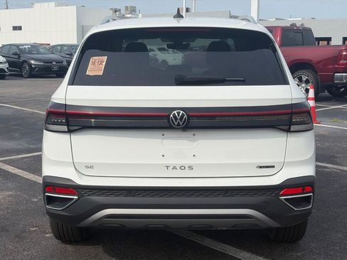 Used 2025 Volkswagen Taos SE AWD/4WD image 3