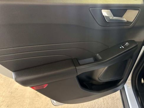 Used 2025 Ford Escape SE image 11