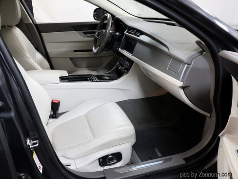 Used 2020 Jaguar XF Prestige image 33