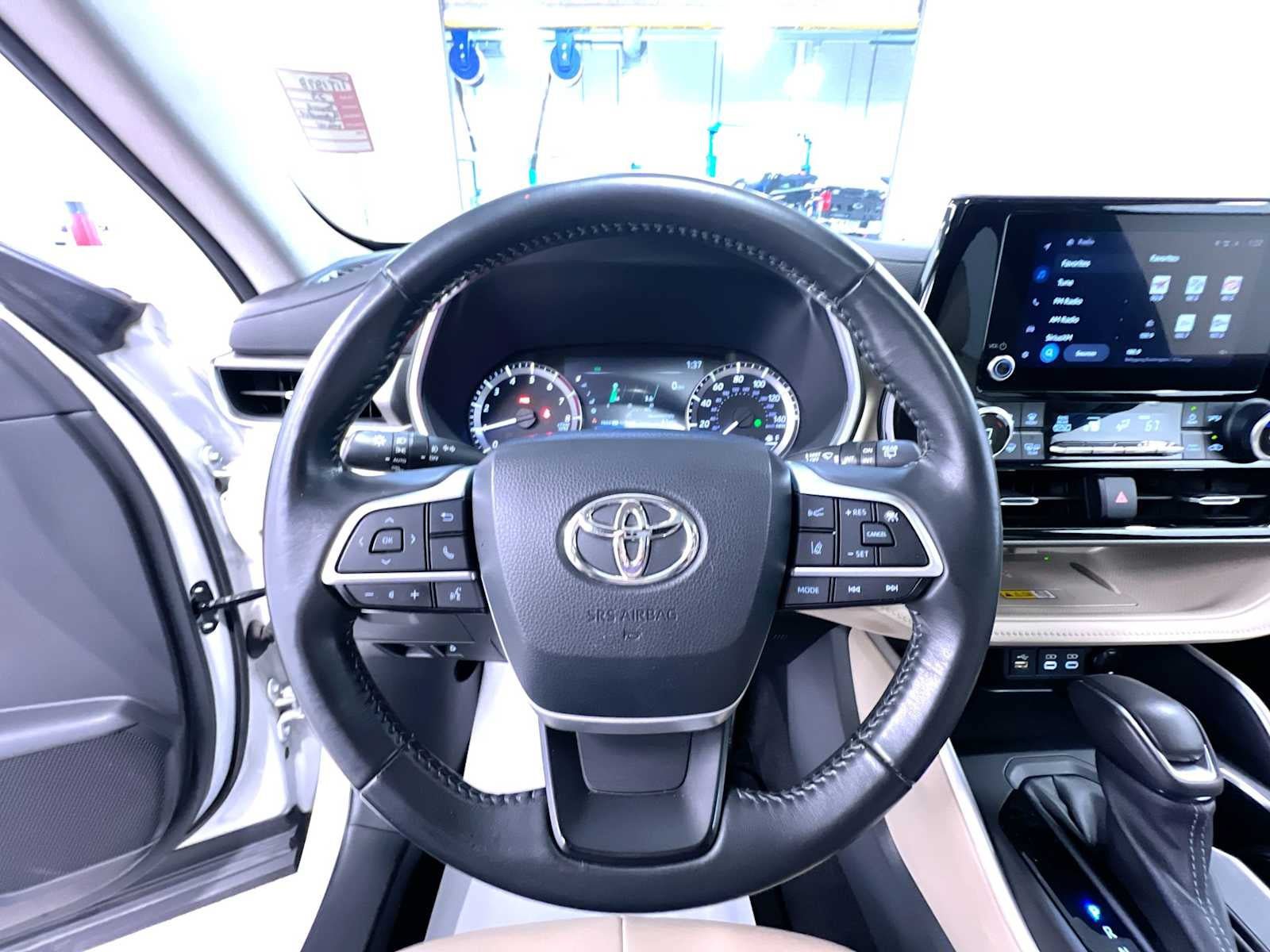 Used 2023 Toyota Highlander XLE AWD/4WD image 15