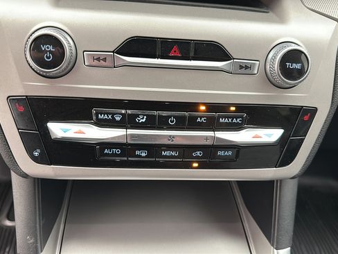 Used 2023 Ford Explorer XLT w/ Equipment Group 202A AWD/4WD image 18