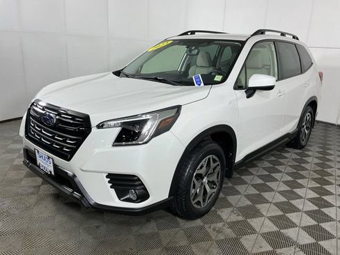 Used 2023 Subaru Forester Premium AWD/4WD image 3