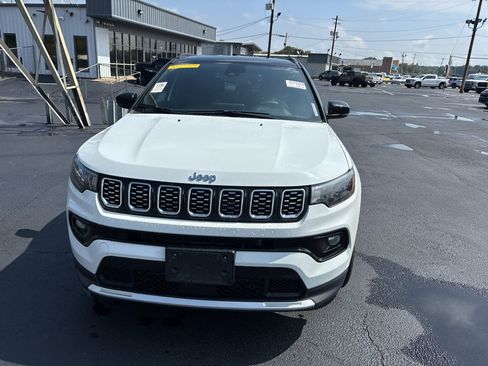 Used 2025 Jeep Compass Limited AWD/4WD image 3