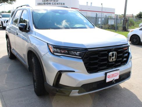 Used 2025 Honda Pilot TrailSport image 2