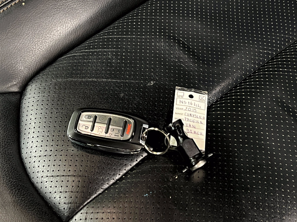Used 2019 Chrysler Pacifica Touring-L FWD image 41