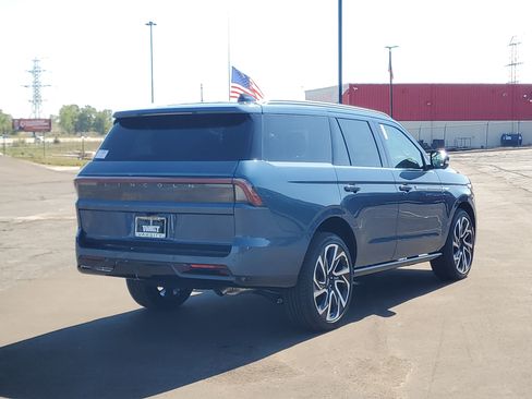 New 2027 Lincoln Navigator Reserve AWD/4WD image 4