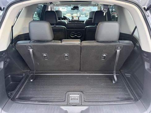 Used 2025 Honda Pilot Touring image 9
