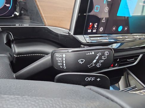 Used 2024 Volkswagen Atlas SE image 16