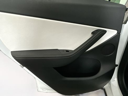 Used 2022 Tesla Model Y Long Range AWD/4WD image 32