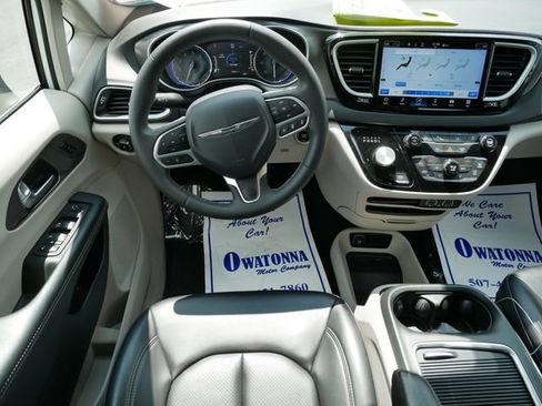 Used 2023 Chrysler Pacifica Touring-L FWD image 9
