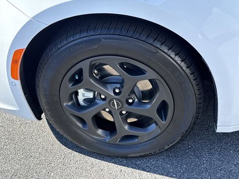 Used 2021 Chrysler Pacifica Touring-L w/ Uconnect Theater Family Group image 14