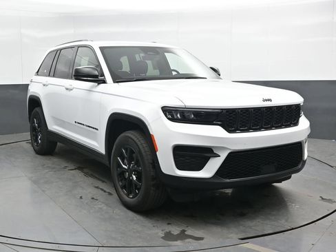 Used 2025 Jeep Grand Cherokee Altitude AWD/4WD image 5