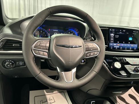 New 2026 Chrysler Pacifica Select image 13