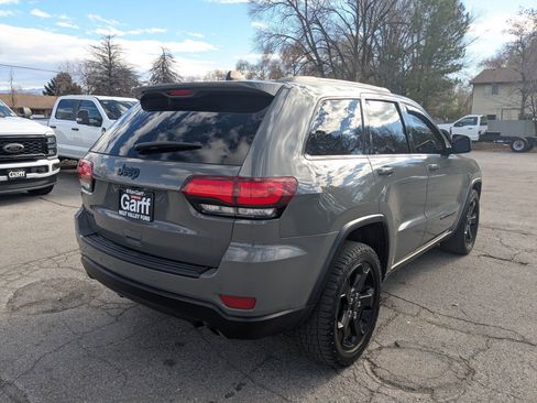 Used 2020 Jeep Grand Cherokee Laredo image 3