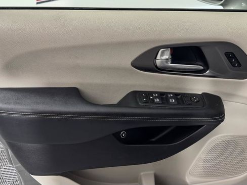 Used 2022 Chrysler Pacifica Touring-L w/ Uconnect Theater Family Group FWD image 11