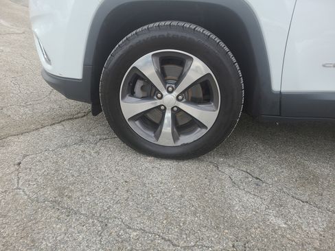 Used 2020 Jeep Cherokee Limited image 10