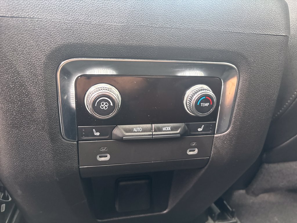 Used 2024 GMC Yukon AT4 w/ Technology Package AWD/4WD image 32