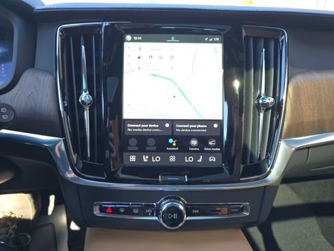 Certified 2025 Volvo V90 B6 Cross Country Ultra image 35