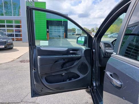 Used 2014 Dodge Grand Caravan SXT w/ UConnect Hands-Free Group image 18