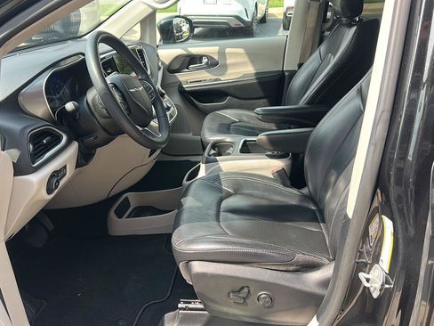 Used 2022 Chrysler Pacifica Touring-L FWD image 19