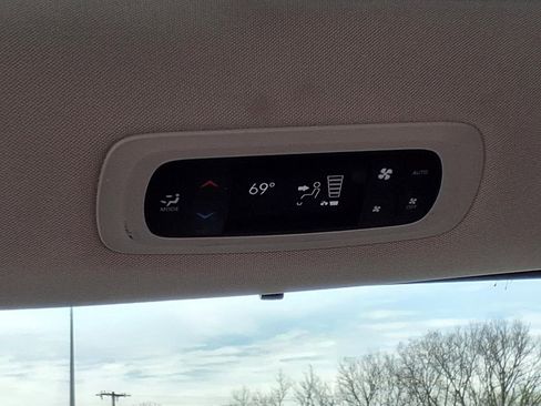 Used 2023 Chrysler Pacifica Touring-L image 24