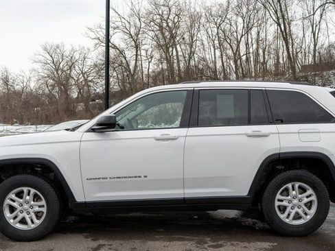 Used 2023 Jeep Grand Cherokee Laredo AWD/4WD image 9