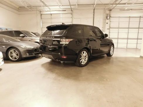 Used 2017 Land Rover Range Rover Sport SE image 2