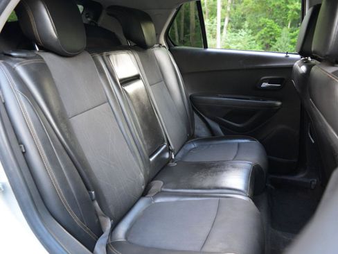 Used 2018 Chevrolet Trax LT w/ LT Convenience Package FWD image 17