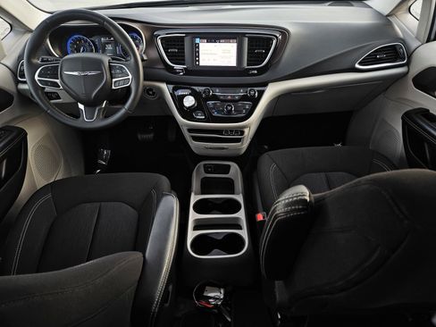 Used 2023 Chrysler Voyager LX image 32