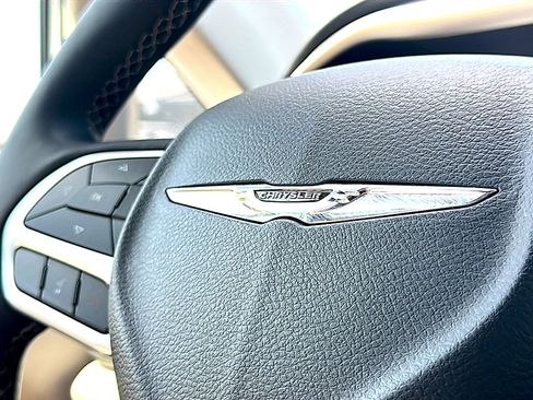 Used 2024 Chrysler Pacifica Touring-L FWD image 33
