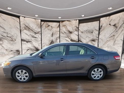 Used 2011 Toyota Camry LE FWD image 3