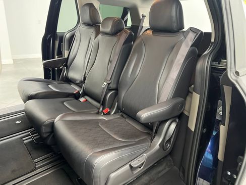 Used 2025 Kia Carnival image 13