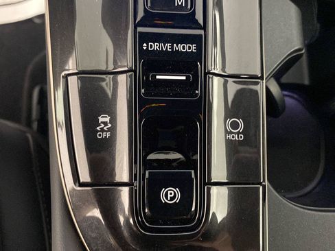 Used 2025 Toyota Crown Platinum AWD/4WD image 19