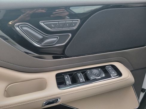 Used 2023 Lincoln Aviator AWD Standard 4dr SUV w/ Premium Package image 37