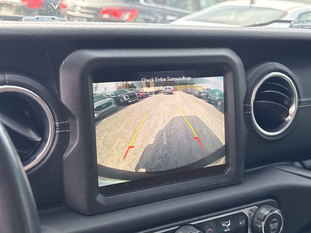 Used 2018 Jeep Wrangler Unlimited Sahara AWD/4WD image 21