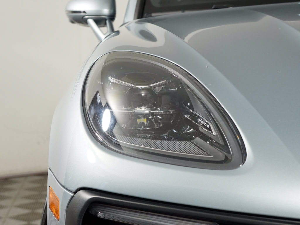 Certified 2023 Porsche Macan Turbo AWD/4WD image 11
