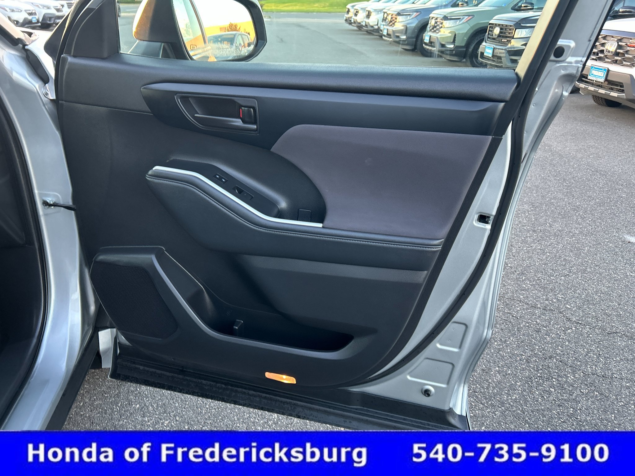Used 2023 Toyota Highlander LE FWD image 15