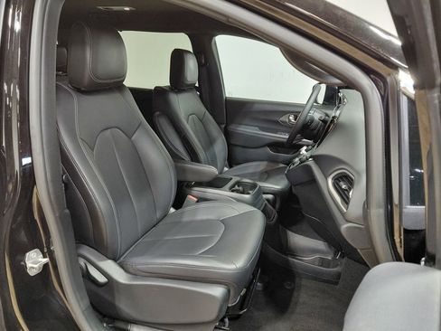 Certified 2025 Chrysler Pacifica Select image 33