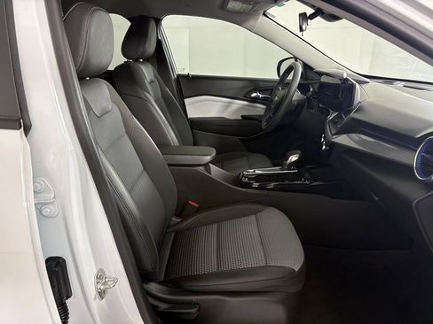 Used 2025 Chevrolet Trax LT FWD image 45
