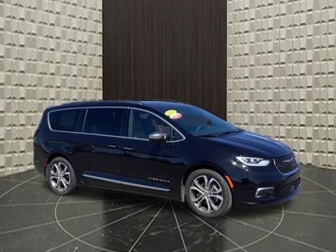 Certified 2024 Chrysler Pacifica Pinnacle FWD image 2