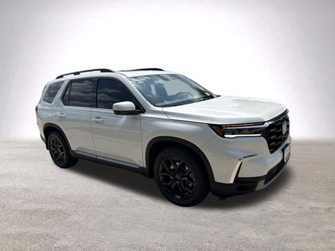 Used 2025 Honda Pilot Touring image 2