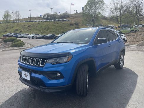 Used 2025 Jeep Compass Latitude AWD/4WD image 3