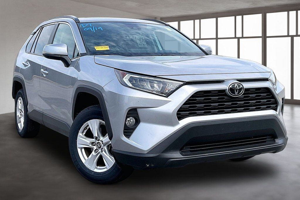 Used 2019 Toyota RAV4 XLE FWD image 3