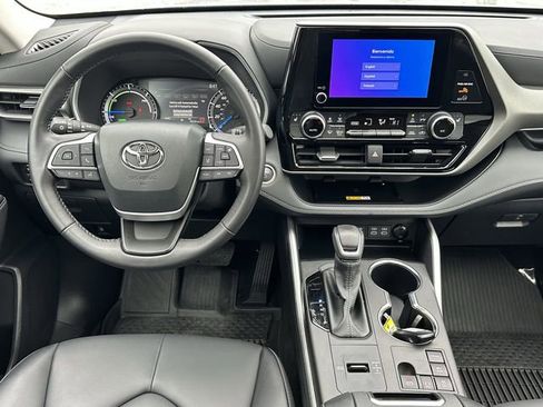 Certified 2024 Toyota Highlander XLE AWD/4WD image 11
