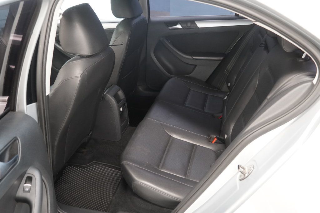 Used 2013 Volkswagen Jetta SE FWD image 19